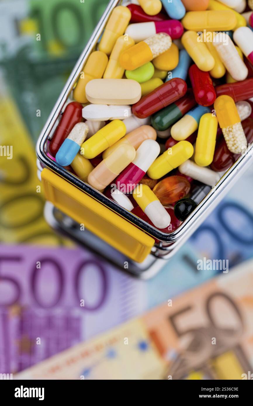Compresse, carrelli della spesa, banconote in euro, foto simbolo per i prodotti farmaceutici, compagnie di assicurazione sanitaria, costi sanitari Austria Foto Stock