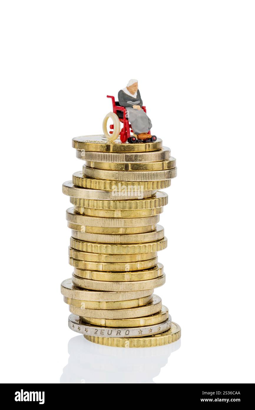 Donna in sedia a rotelle su un mucchio di soldi, foto simbolica per l'indennità di assistenza, costi sanitari Foto Stock