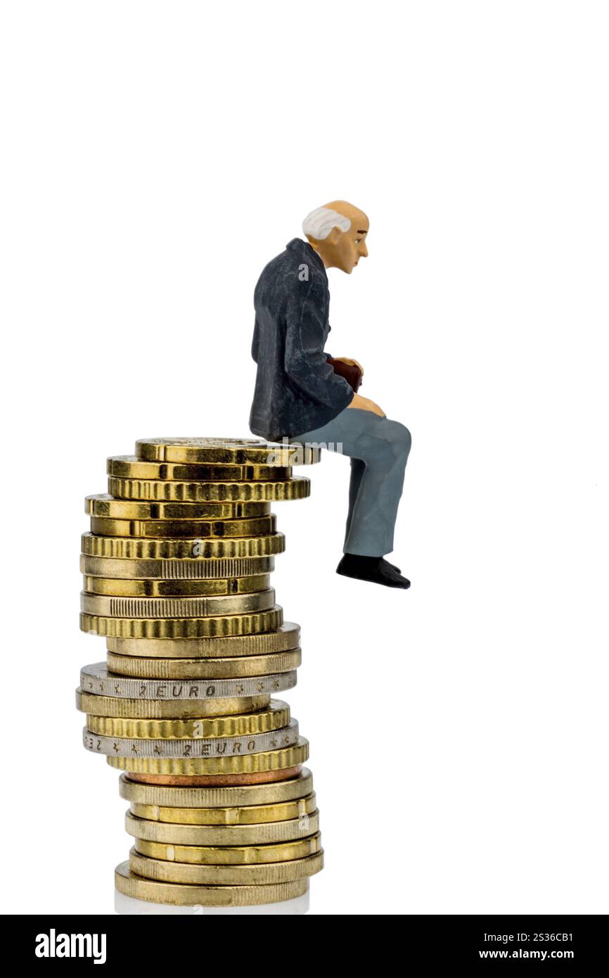 Pensionato seduto su un mucchio di soldi, foto simbolica per la pensione, previdenza di vecchiaia, sicurezza di vecchiaia Foto Stock