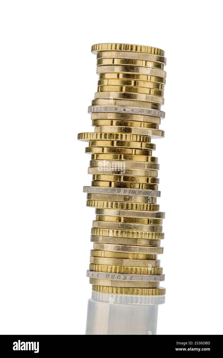 Una pila di monete davanti a uno sfondo bianco, foto simboliche per il salvataggio, parsimonia, piccoli risparmiatori Foto Stock