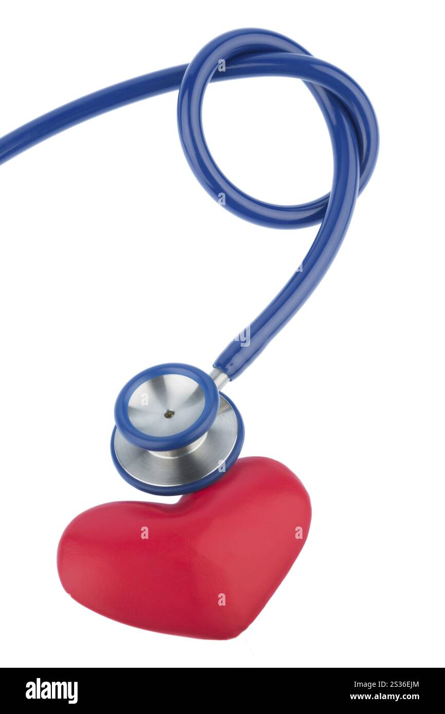 Stetoscopio e un cuore, foto simbolica per il rischio cardiovascolare e l'attacco di cuore Foto Stock