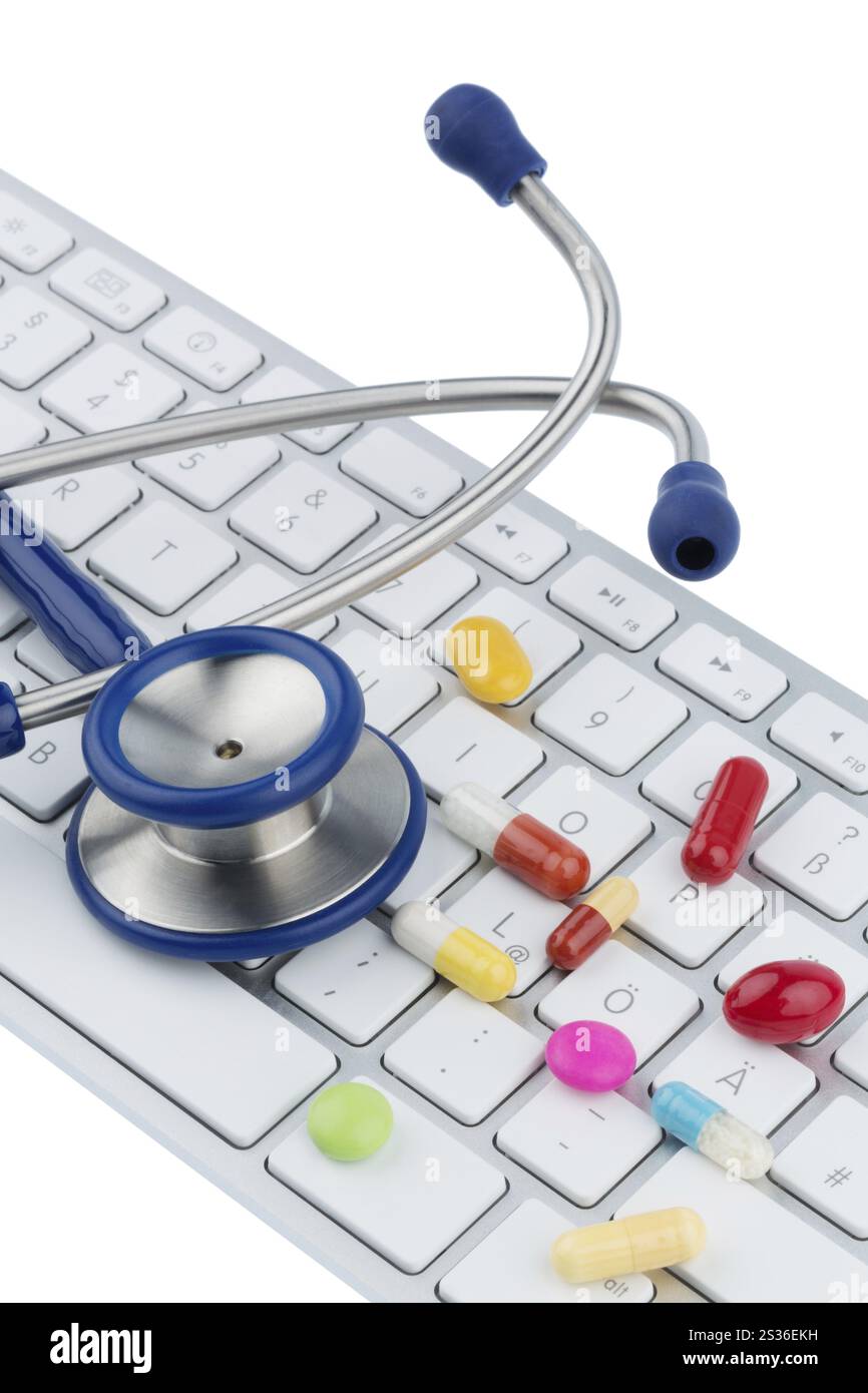 Tablet sulla tastiera, foto simbolo per farmacie online e costi dei farmaci Austria Foto Stock