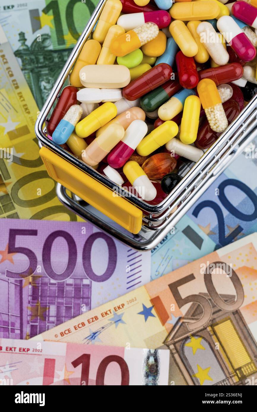 Compresse, carrelli della spesa, banconote in euro, foto simbolo per i prodotti farmaceutici, compagnie di assicurazione sanitaria, costi sanitari Austria Foto Stock