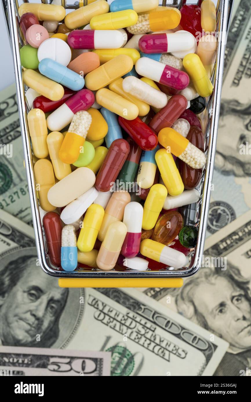 Compresse, carrelli della spesa, banconote di dollaro, simbolo foto per i prodotti farmaceutici, compagnie di assicurazione sanitaria, costi sanitari Austria Foto Stock