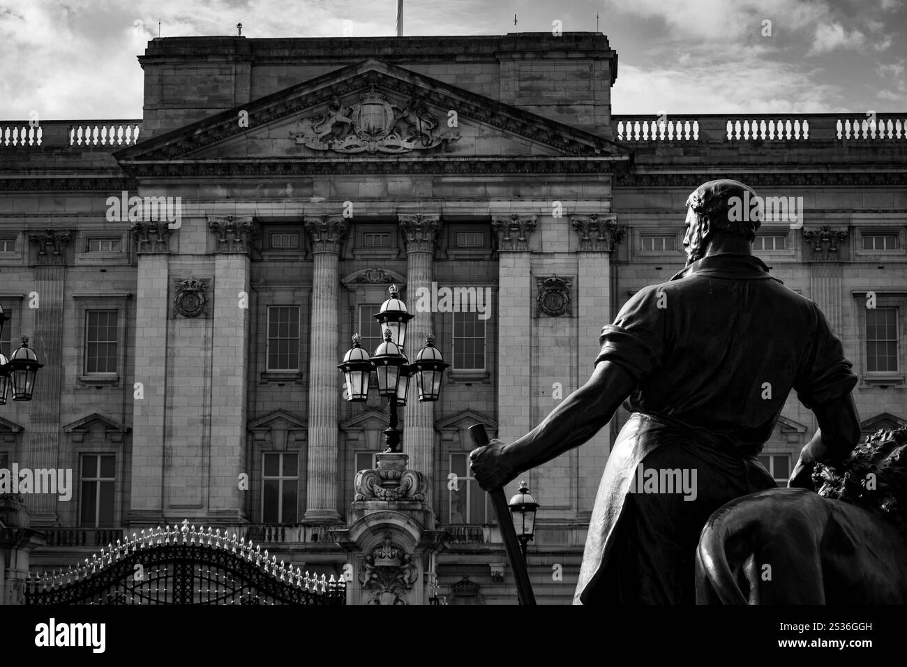 Buckingham Palace, situato a Westminster, è la residenza ufficiale di Londra e il quartier generale amministrativo del monarca britannico. Foto Stock