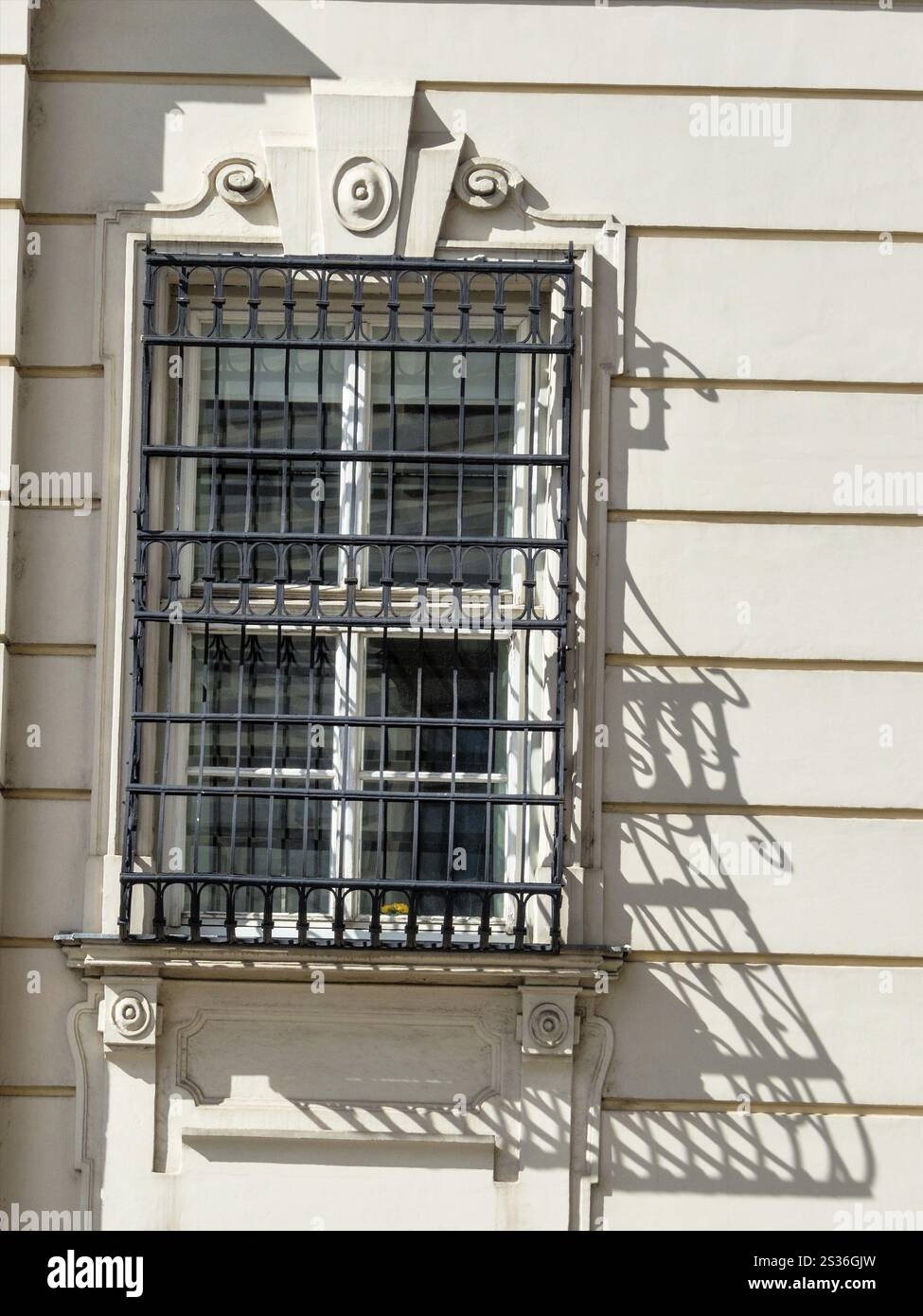 Sbarre davanti a una finestra, foto simbolica per la giustizia, la detenzione, la mancanza di libertà Foto Stock