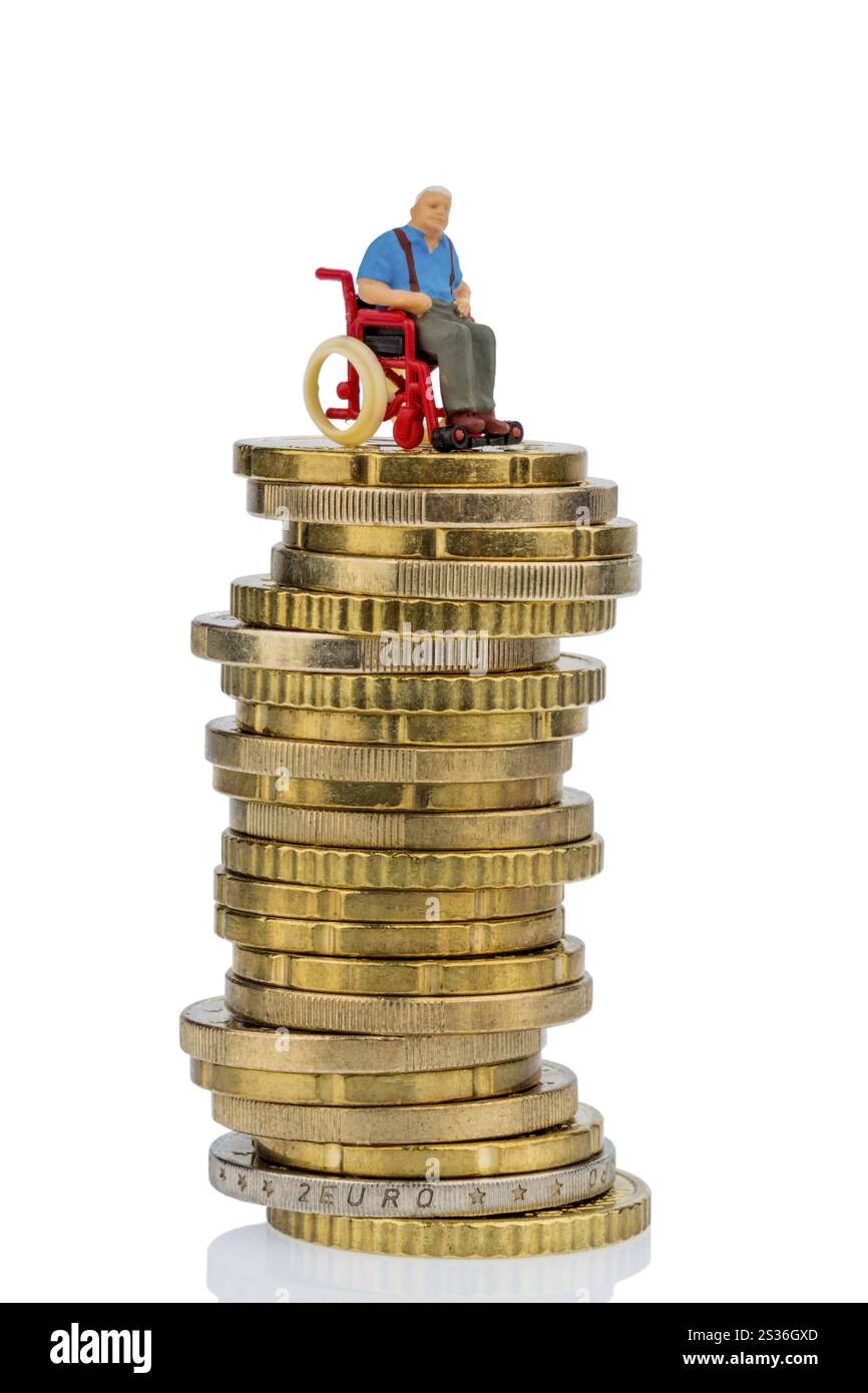 Donna in sedia a rotelle su un mucchio di soldi, foto simbolica per l'indennità di assistenza, costi sanitari Foto Stock