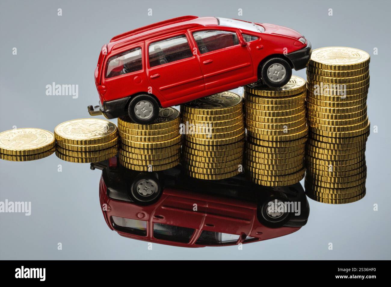 Con un'auto, i costi aumentano a causa della benzina, dell'assicurazione, dei costi di parcheggio e dei pedaggi. Austria Foto Stock