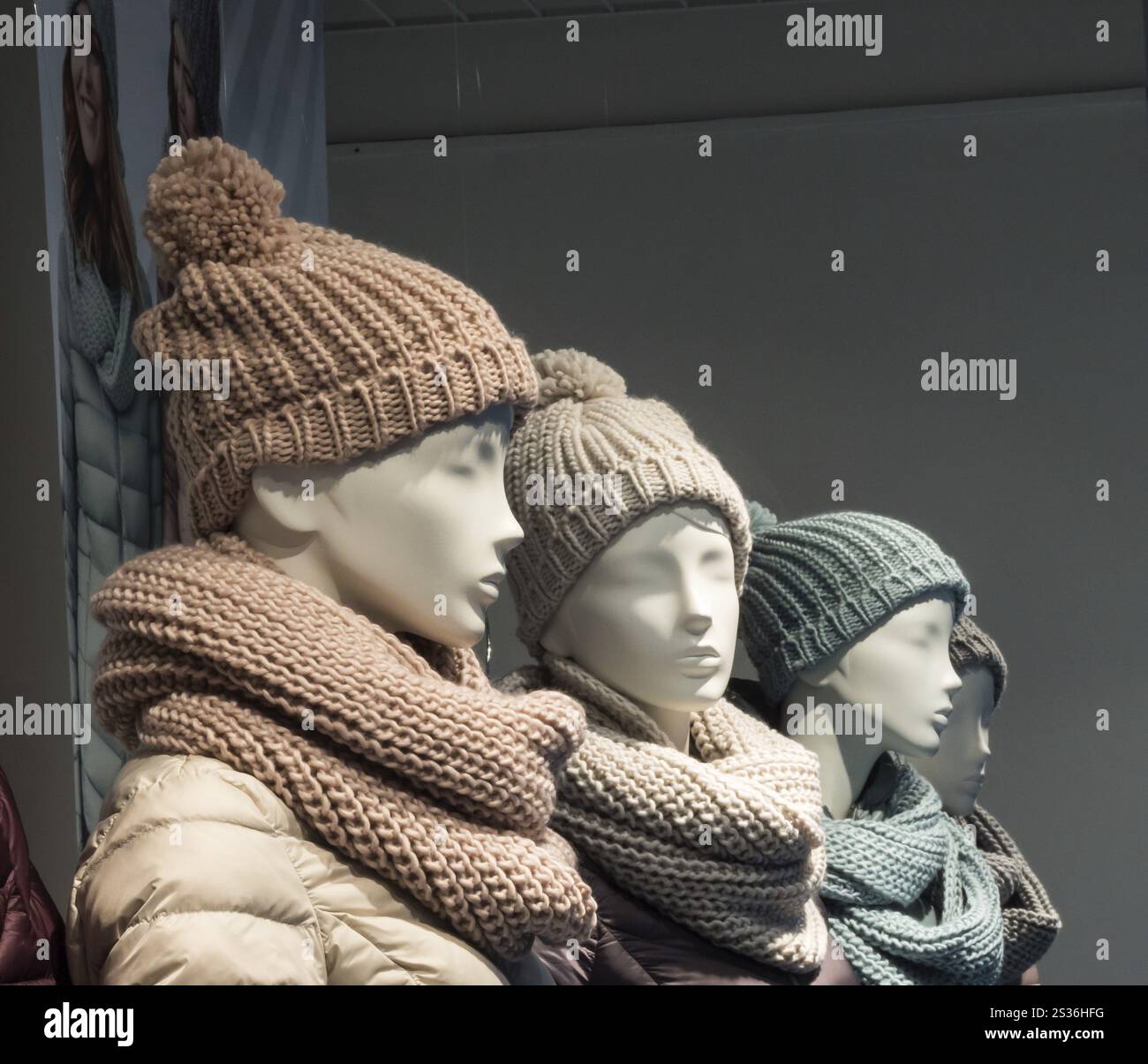 Cappello e sciarpa lavorati a maglia in vari colori pastello Foto Stock