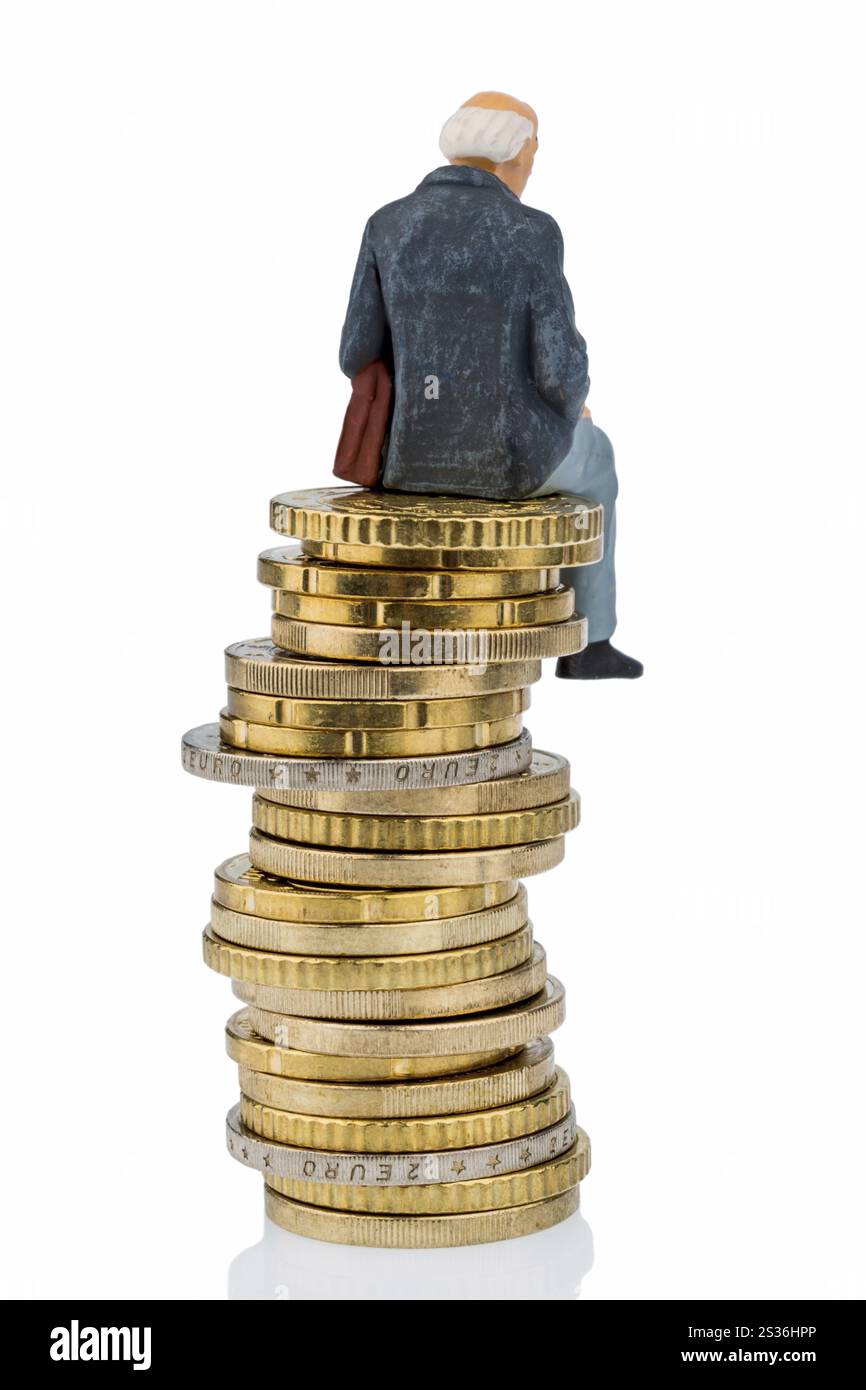 Pensionato seduto su un mucchio di soldi, foto simbolica per le pensioni, previdenza di vecchiaia, sicurezza di vecchiaia Austria Foto Stock