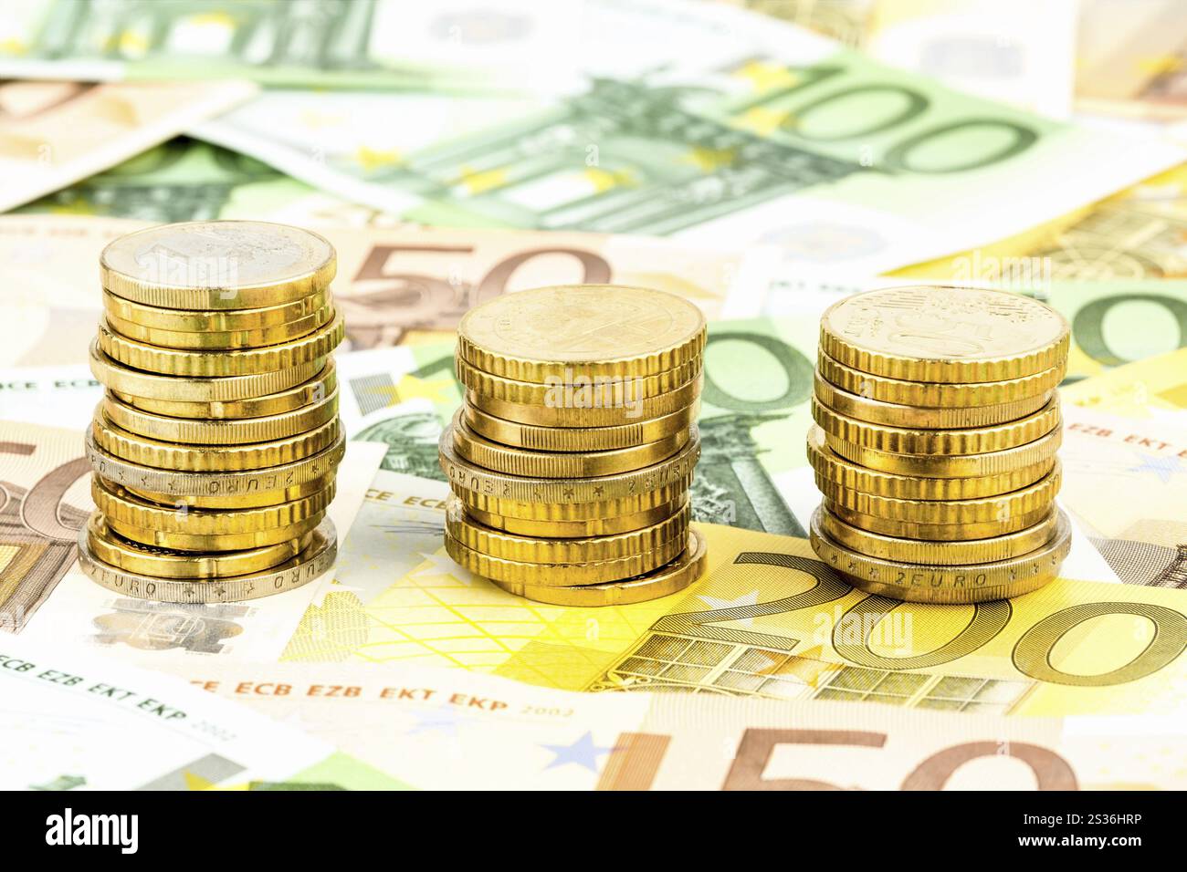 Tre pile di monete, foto simbolica per la pianificazione finanziaria, gli investimenti e i proventi da interessi Foto Stock