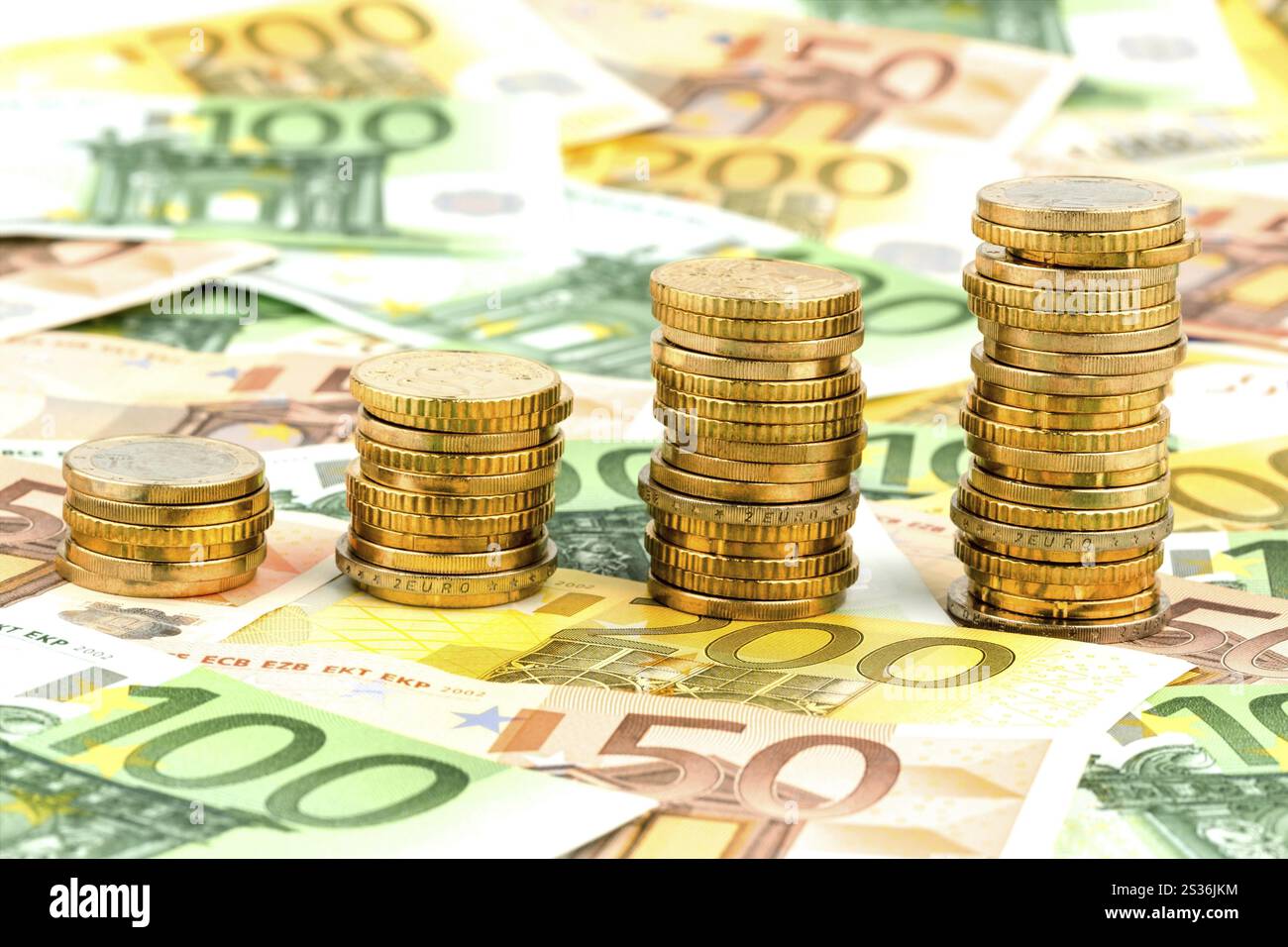 Pila di monete, curva in aumento, foto simboliche per l'aumento dei profitti e anche i costi in aumento Austria Foto Stock