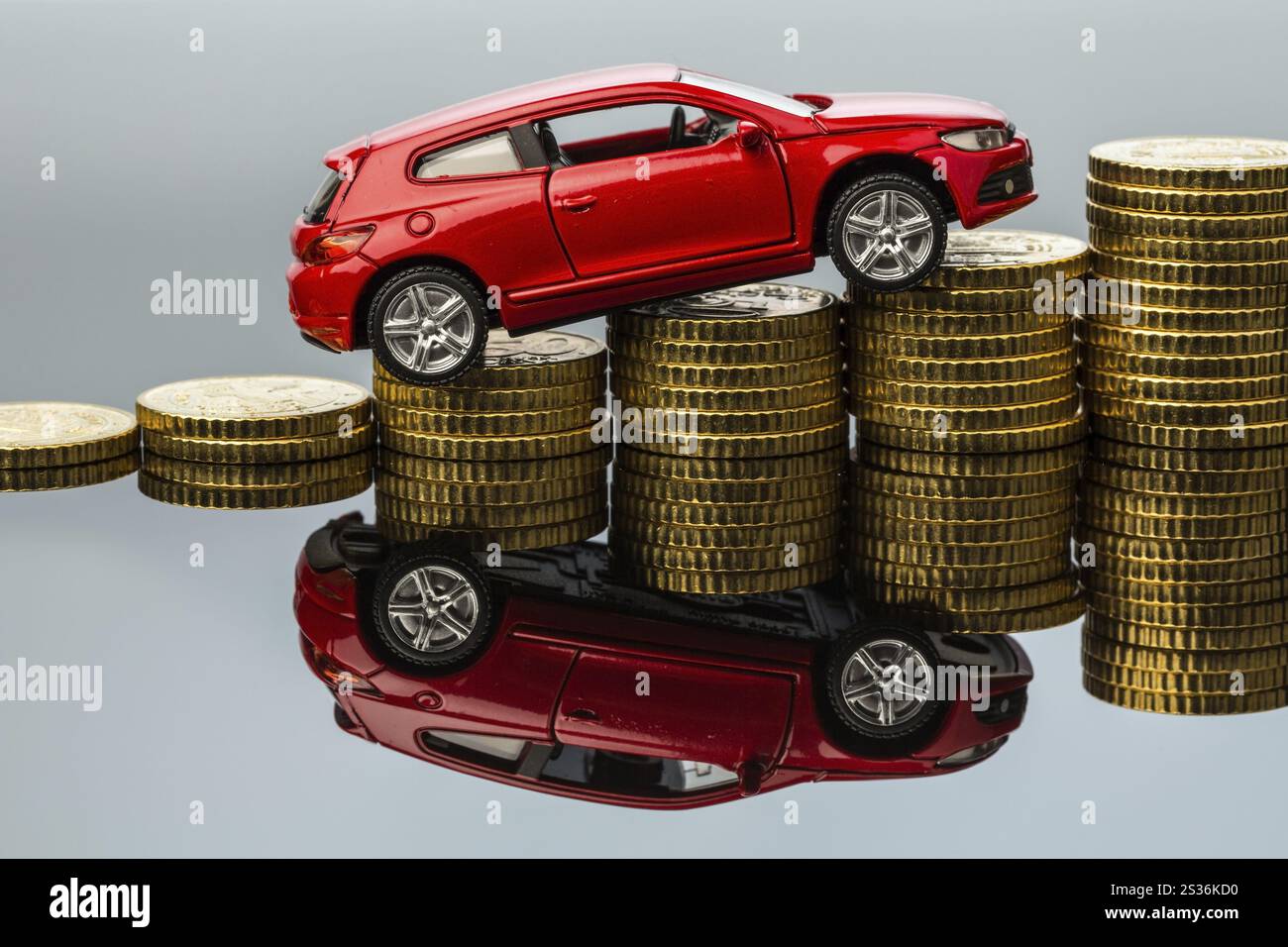 Con un'auto, i costi aumentano a causa della benzina, dell'assicurazione, dei costi di parcheggio e dei pedaggi Foto Stock