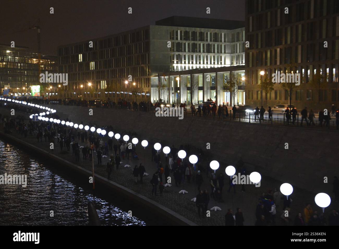 Ex corso del muro con palloncini luminosi presso il Ministero federale della ricerca e dell'istruzione Foto Stock