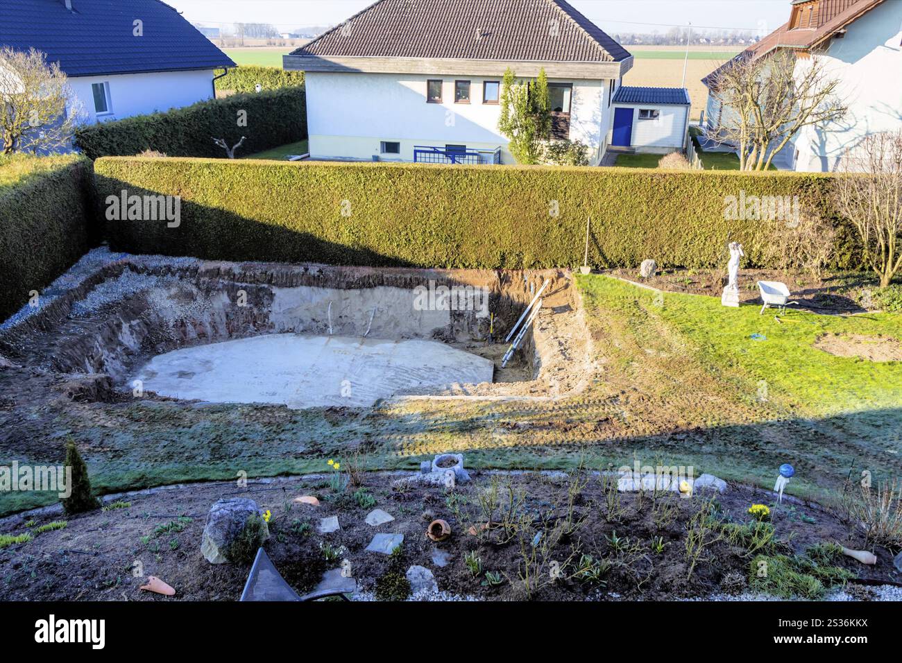 Una piscina è stata smantellata da un escavatore in un cantiere privato in Austria Foto Stock