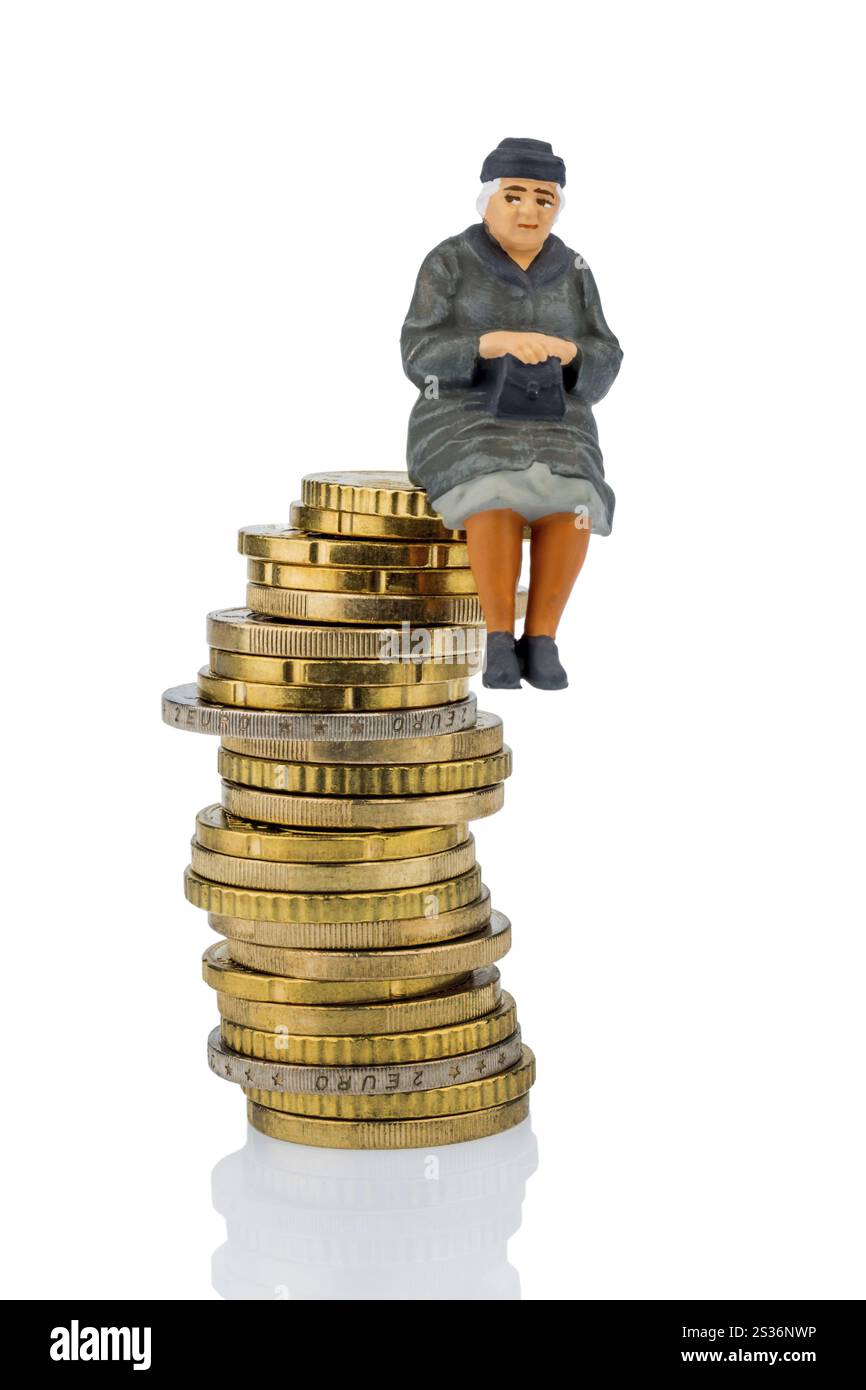 Pensionato seduto su un mucchio di soldi, foto simbolica per le pensioni, previdenza di vecchiaia, sicurezza di vecchiaia Foto Stock