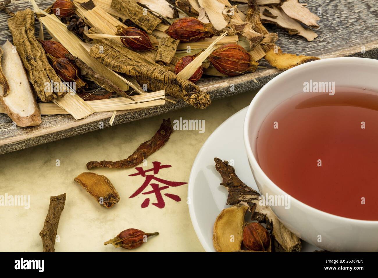 Ingredienti per un tè nella medicina tradizionale cinese. Guarigione di malattie attraverso metodi alternativi. Austria Foto Stock