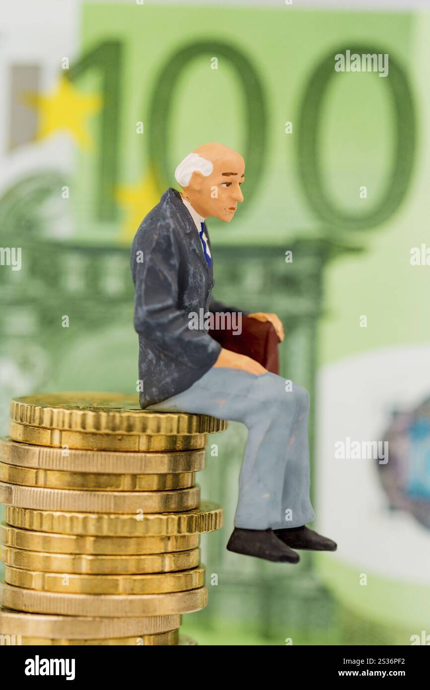 Pensionato seduto su un mucchio di soldi, foto simbolica per la pensione, previdenza per anziani, sicurezza per vecchiaia Austria Foto Stock