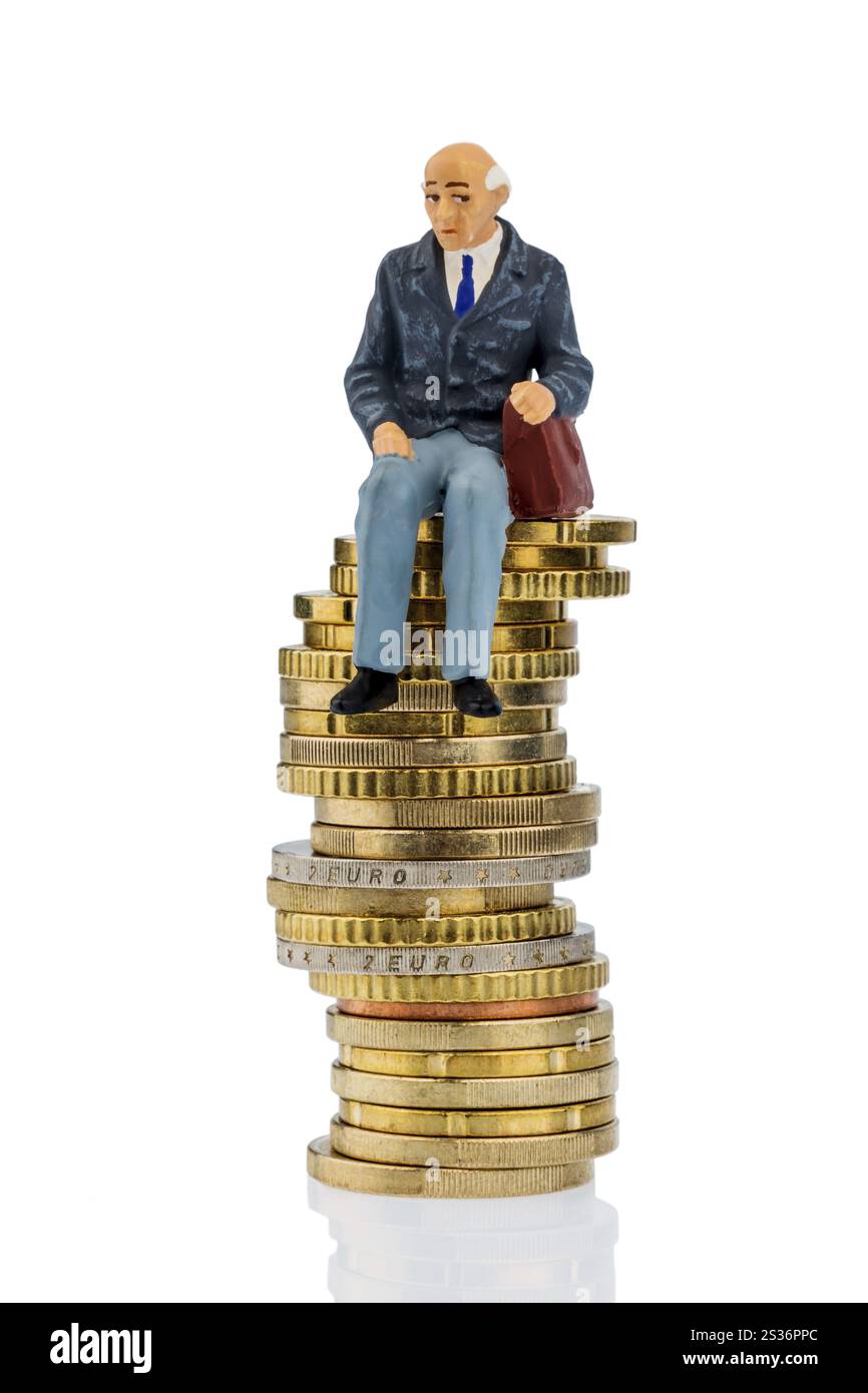 Pensionato seduto su un mucchio di soldi, foto simbolica per la pensione, previdenza di vecchiaia, sicurezza di vecchiaia Austria Foto Stock