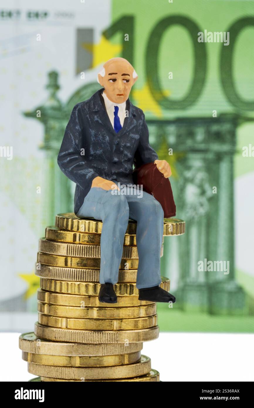 Pensionato seduto su un mucchio di soldi, foto simbolica per la pensione, previdenza per anziani, sicurezza per vecchiaia Austria Foto Stock