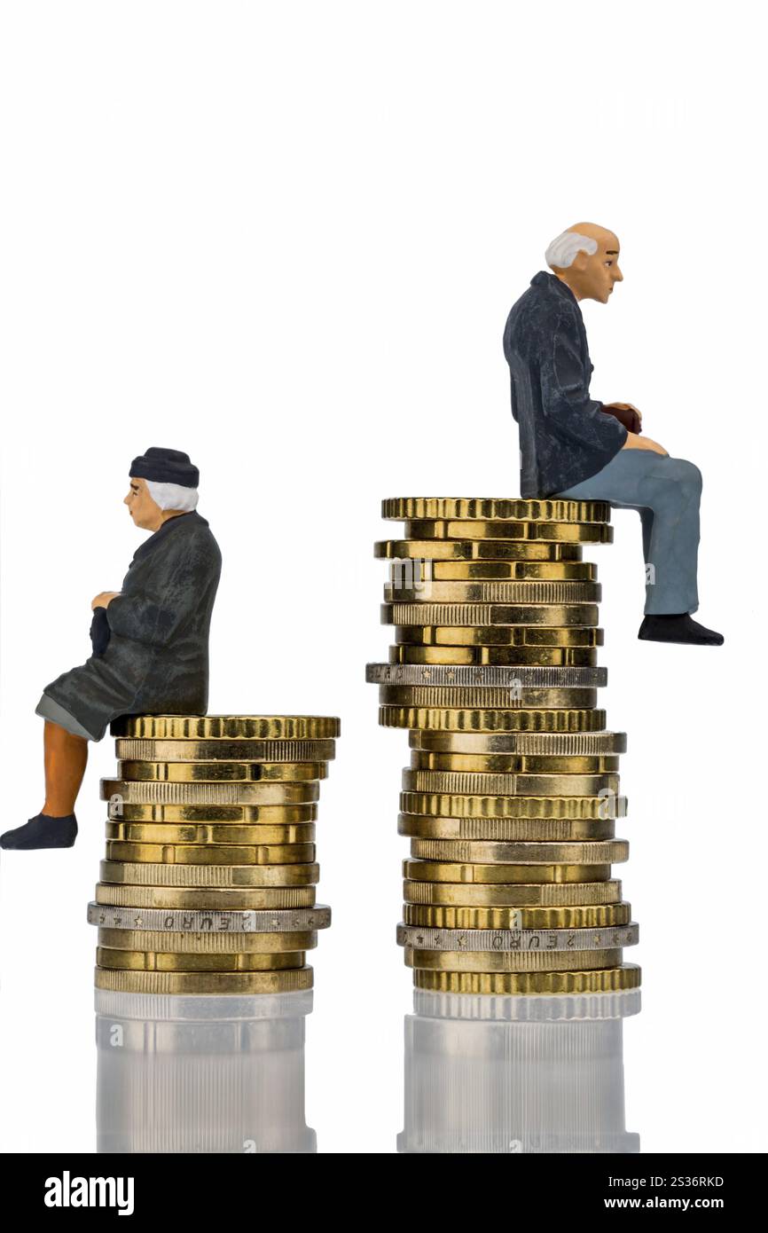 Pensionato e pensionato seduti su un mucchio di soldi, foto simbolica per la vecchiaia e la disuguaglianza Foto Stock