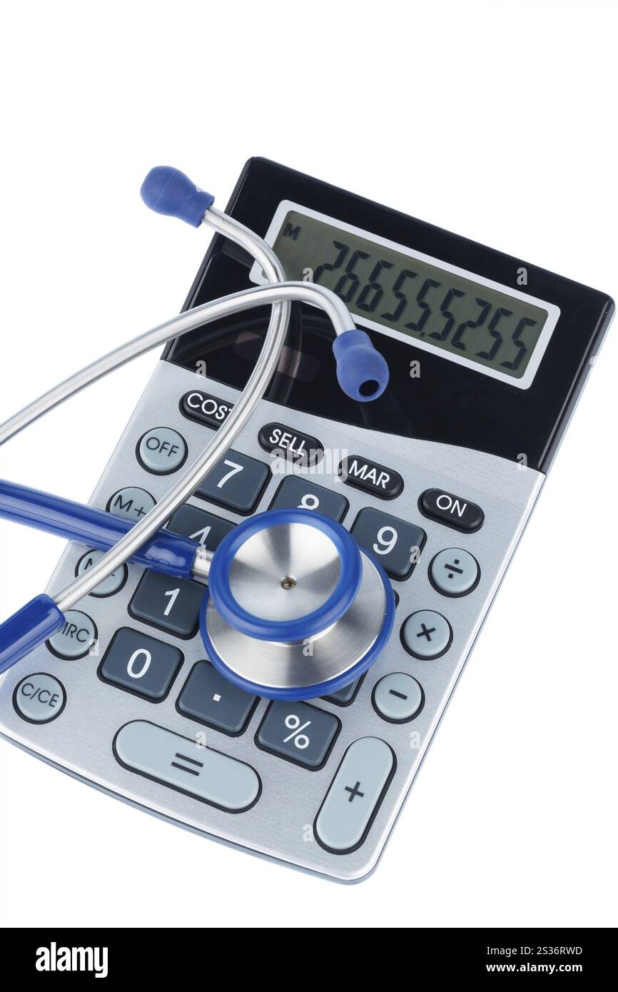 Stetoscopio e calcolatrice, simbolo foto per la fatturazione e spese mediche Austria Foto Stock