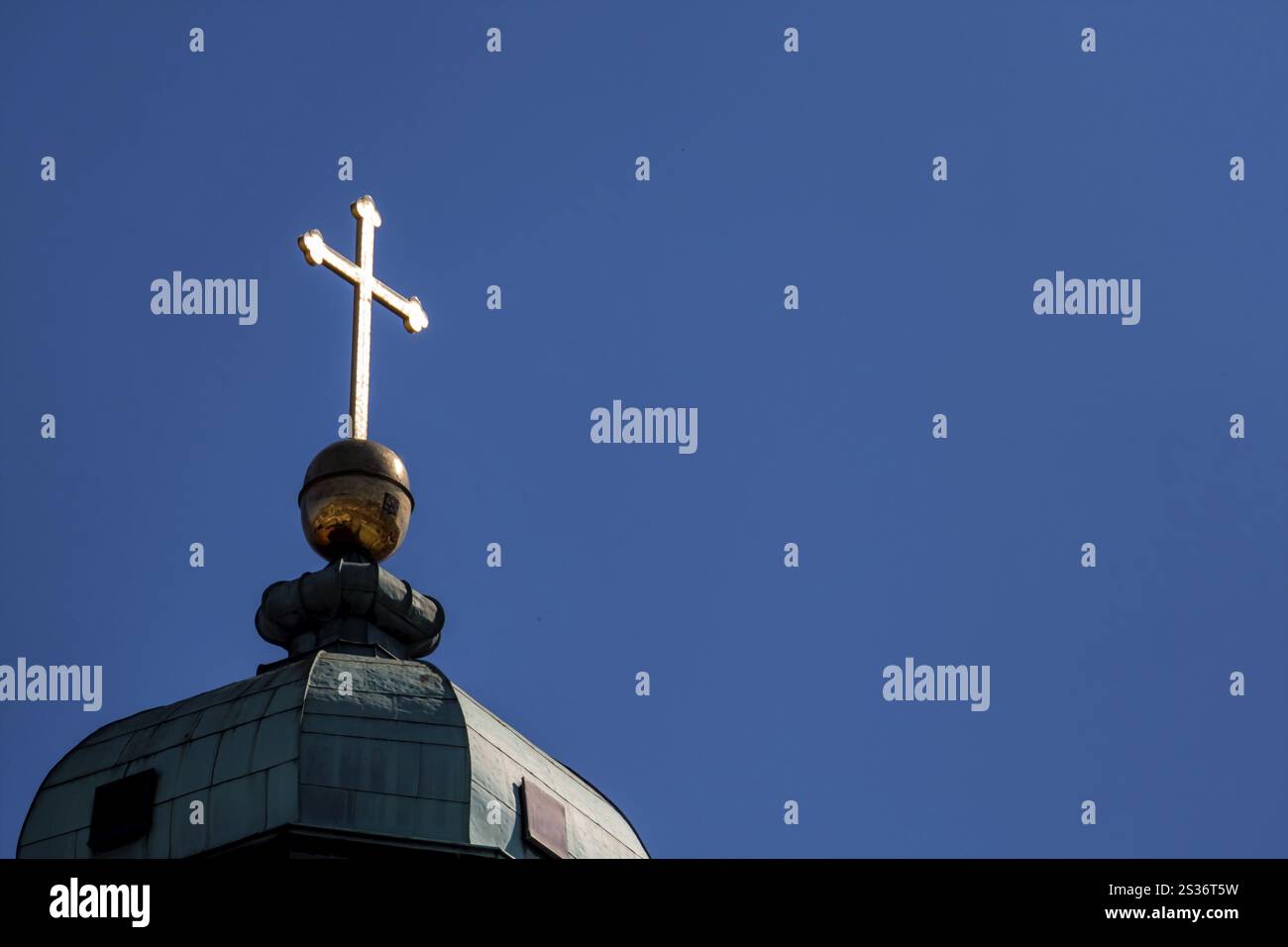 Croce latina su un tetto, simbolo del cristianesimo, della fede, sacrificio dell'Austria Foto Stock Croce latina su un tetto, simbolo del cristianesimo, della fede, sacrificio dell'Austria Foto Stock