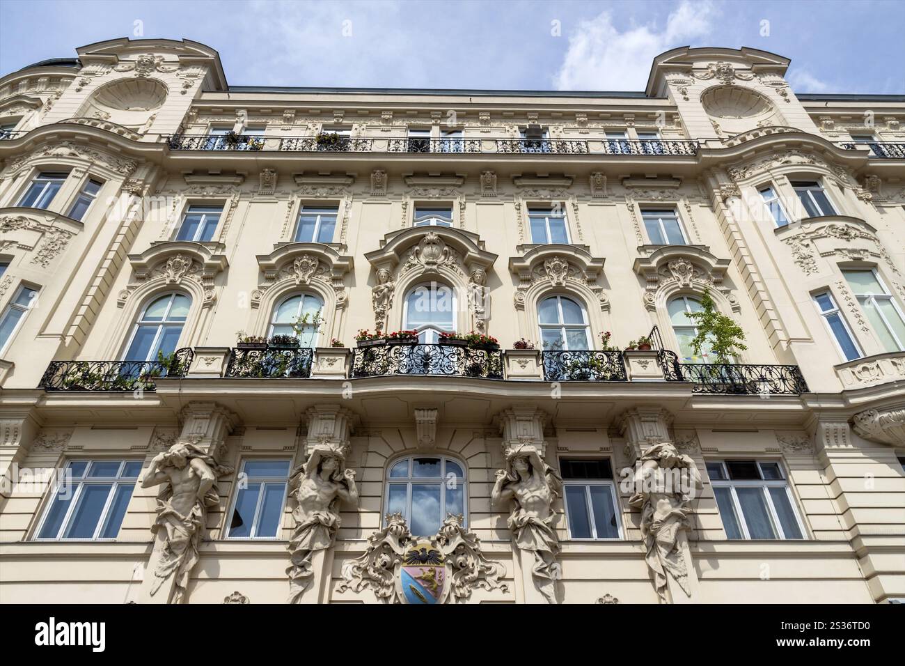 Austria, Vienna. Al Naschmarkt ci sono diversi splendidi edifici in stile art nouveau. Austria, Europa Foto Stock