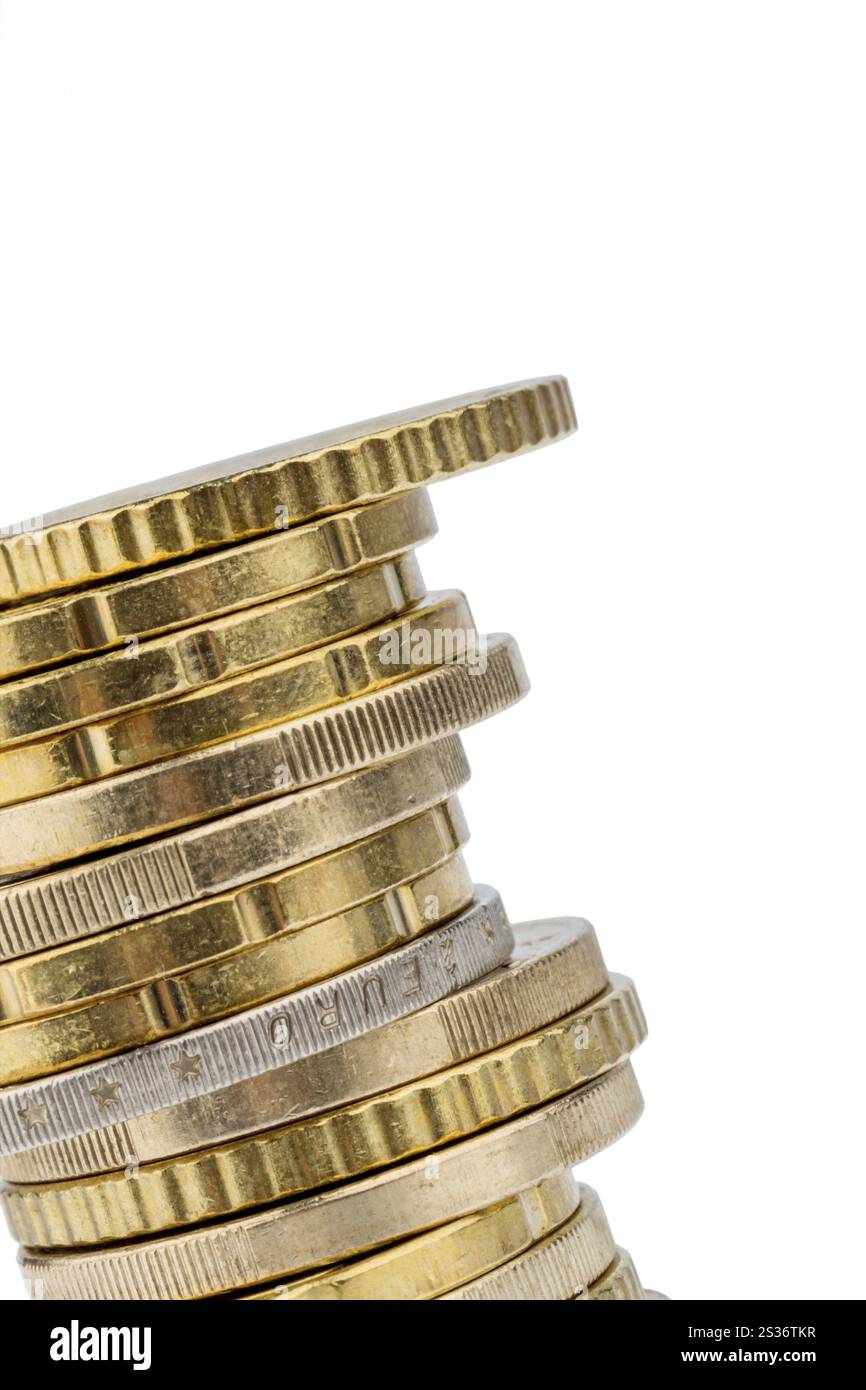 Una pila di monete davanti a uno sfondo bianco, foto simboliche per il salvataggio, parsimonia, piccoli risparmiatori Foto Stock
