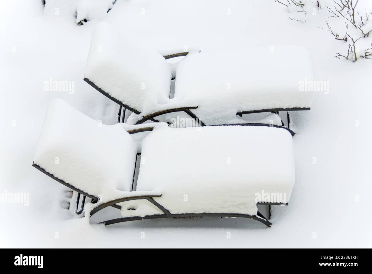 Mobili da giardino ricoperti di neve, foto simbolica per il settore alberghiero e della ristorazione in inverno, basso utilizzo della capacità Austria Foto Stock
