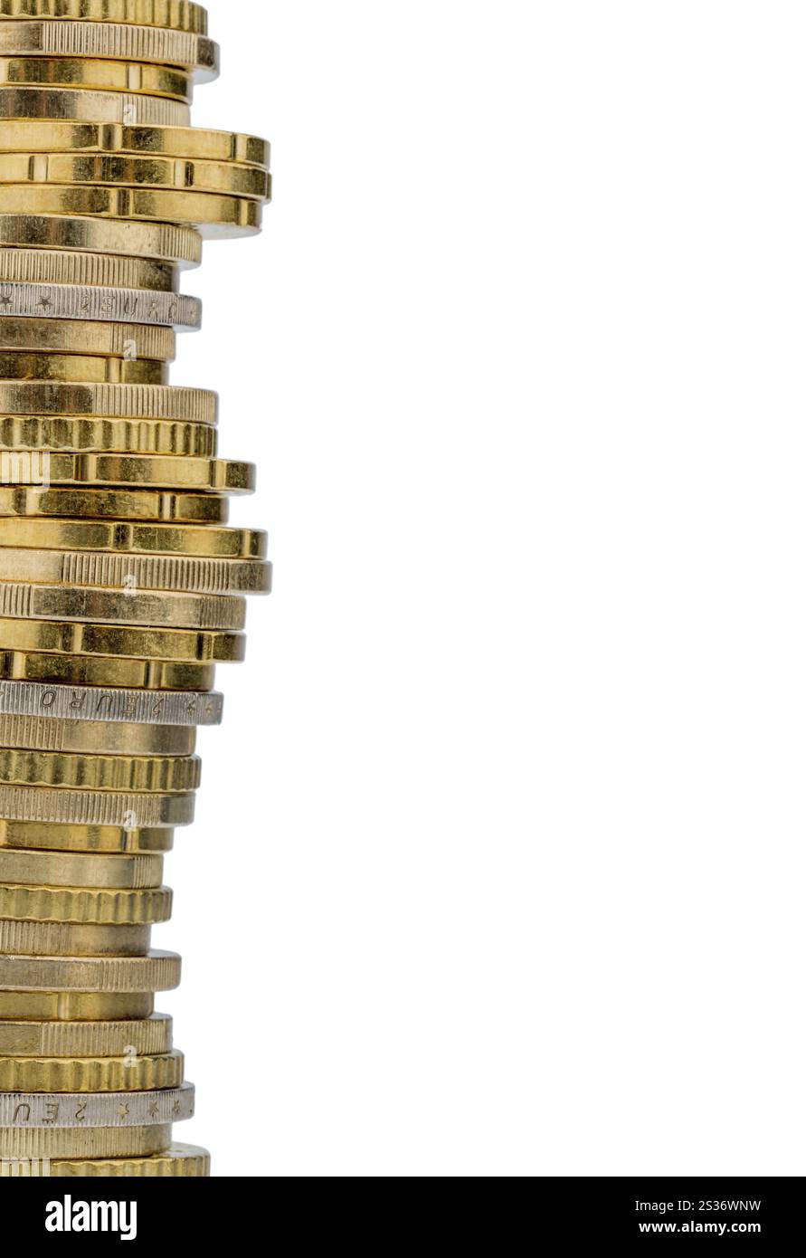 Una pila di monete davanti a uno sfondo bianco, foto simboliche per il salvataggio, parsimonia, piccoli risparmiatori Foto Stock