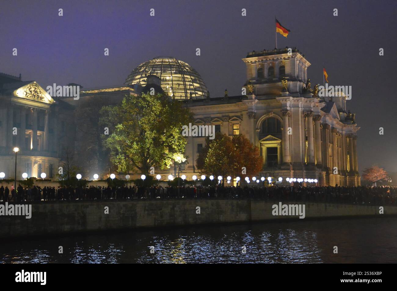 Una serie di luci lungo l'ex muro di Berlino Foto Stock