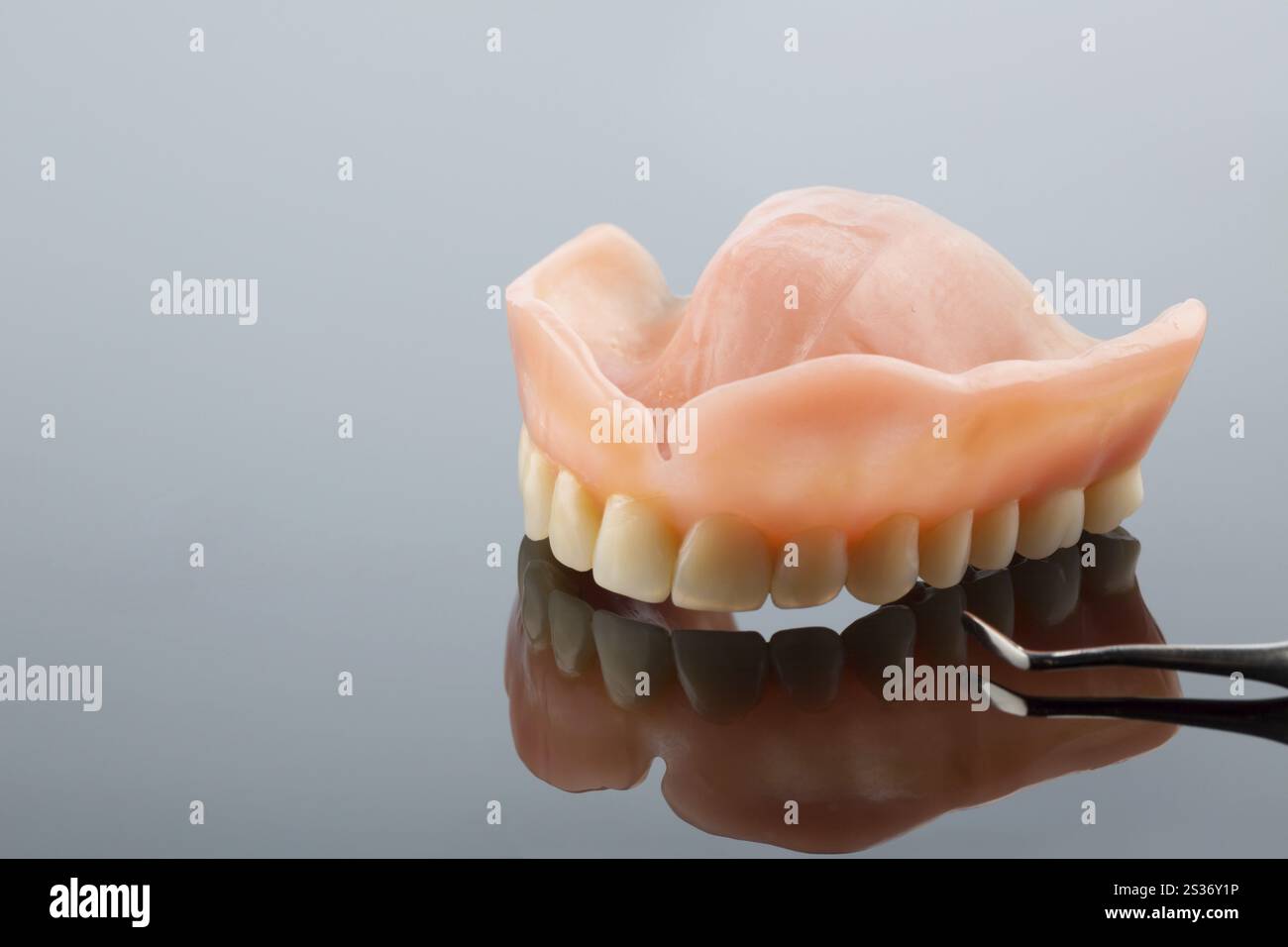 Dentiere e specchio per la bocca, foto simbolo per dentiere, diagnostica e co-pagamento Austria Foto Stock