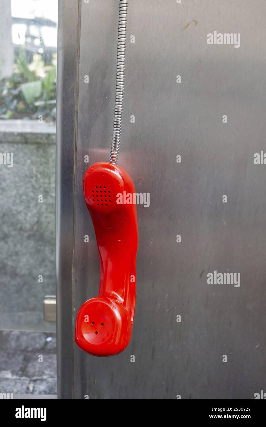 Una cabina telefonica Telekom in Austria con ricevitore telefonico rosso Austria Foto Stock