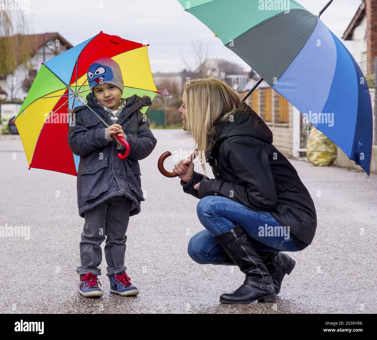 Madre e bambino con ombrello, simbolo di solidarietà, aiuto, pacchetto di aiuti, ombrello di salvataggio Austria Foto Stock
