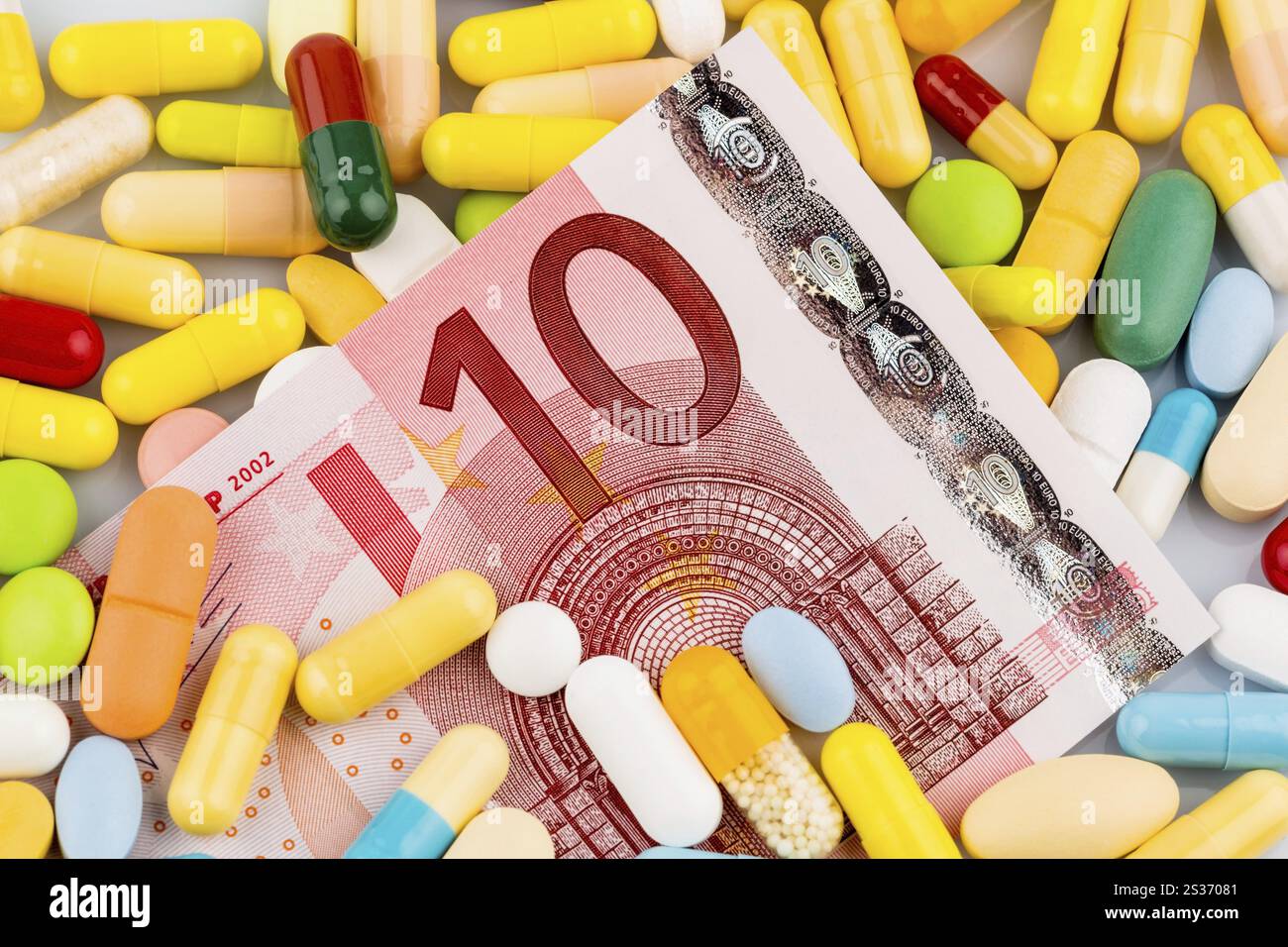 Banconote e compresse in euro, foto simbolica per i costi dei farmaci e dell'assicurazione sanitaria. Austria Foto Stock