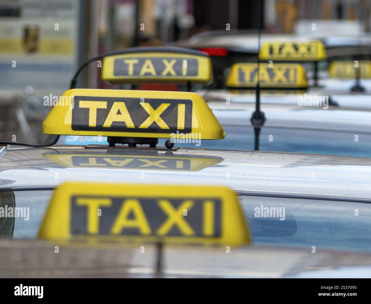 Taxi in attesa presso una stazione dei taxi, foto simbolica per il trasporto e i servizi passeggeri Foto Stock