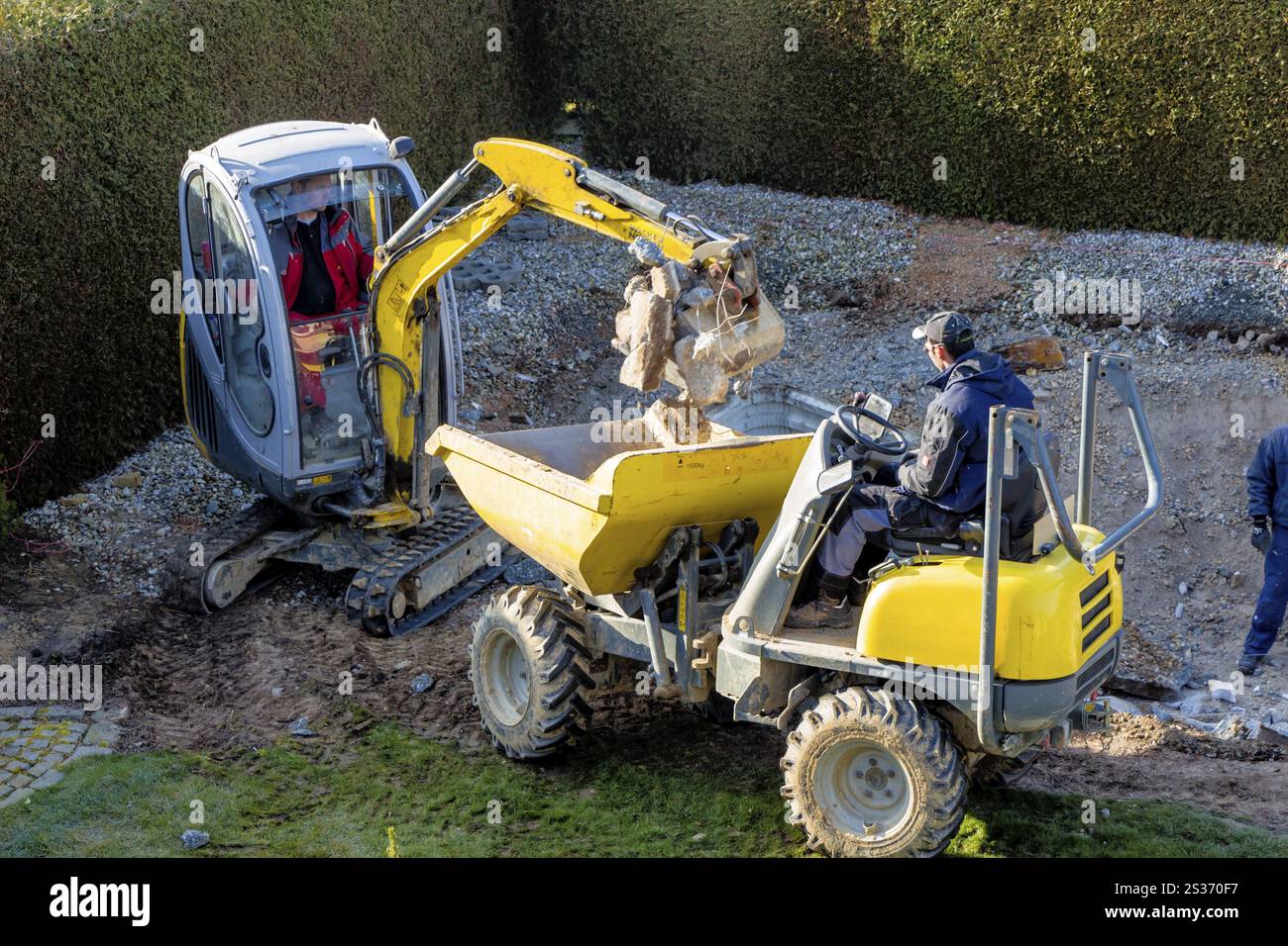 Una piscina è stata smantellata da un escavatore in un cantiere privato in Austria Foto Stock