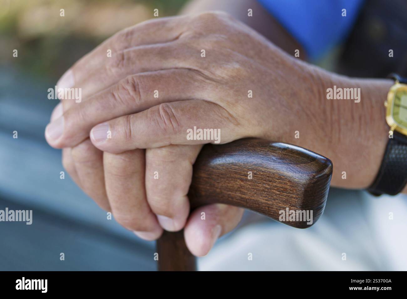 Mano di un uomo anziano con bastone da passeggio. Anziano con disabilità Austria Foto Stock