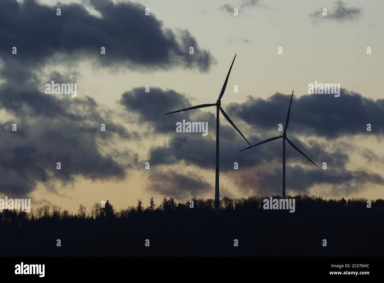 Turbina eolica nel parco naturale della foresta sveva-Franconica, energia eolica, energia eolica, turbina eolica, energie rinnovabili, transizione energetica, Mainhard Foto Stock