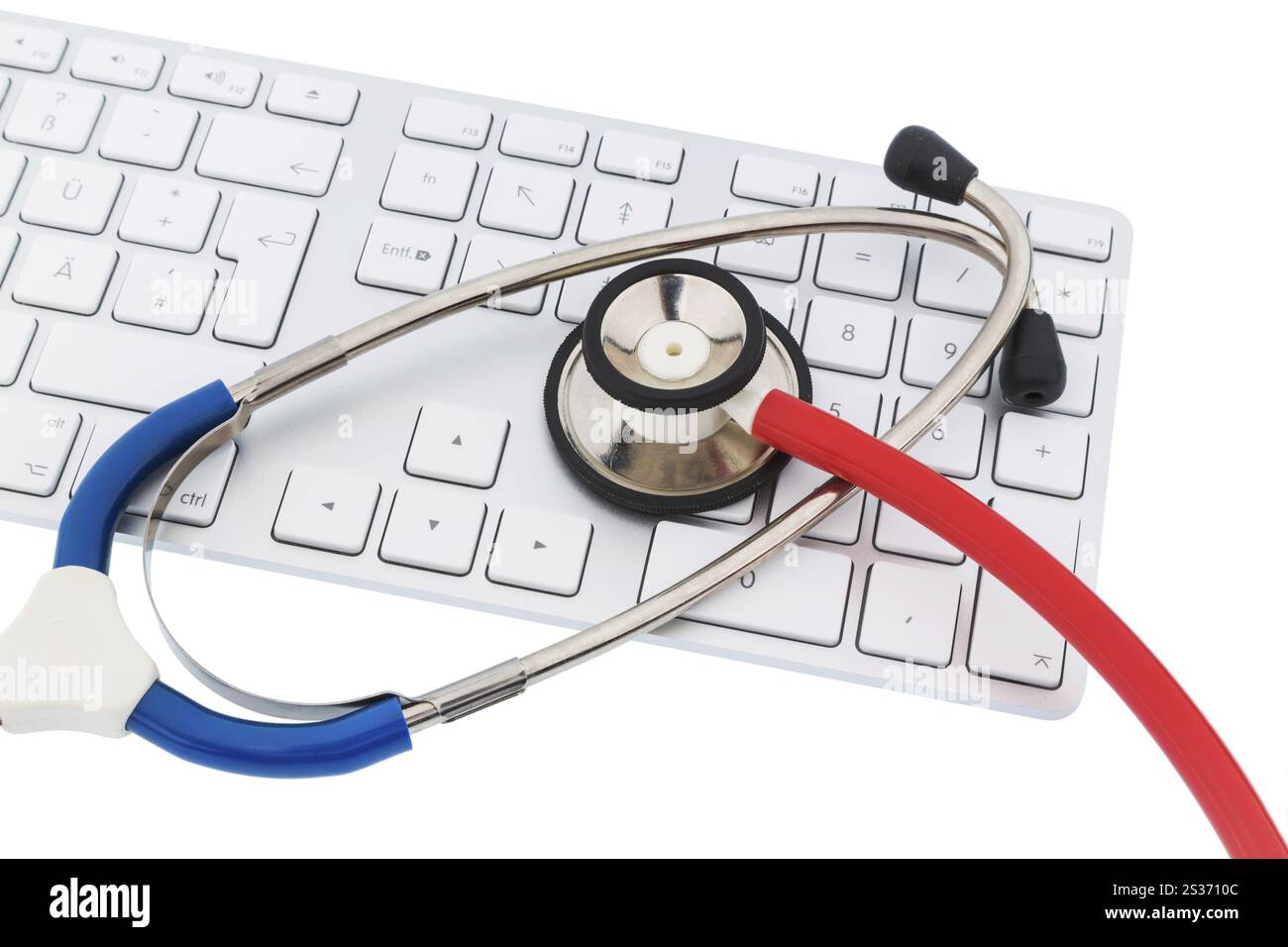 Stetoscopio e tastiera di un computer, foto simbolo per la diagnostica e la gestione degli appuntamenti Foto Stock