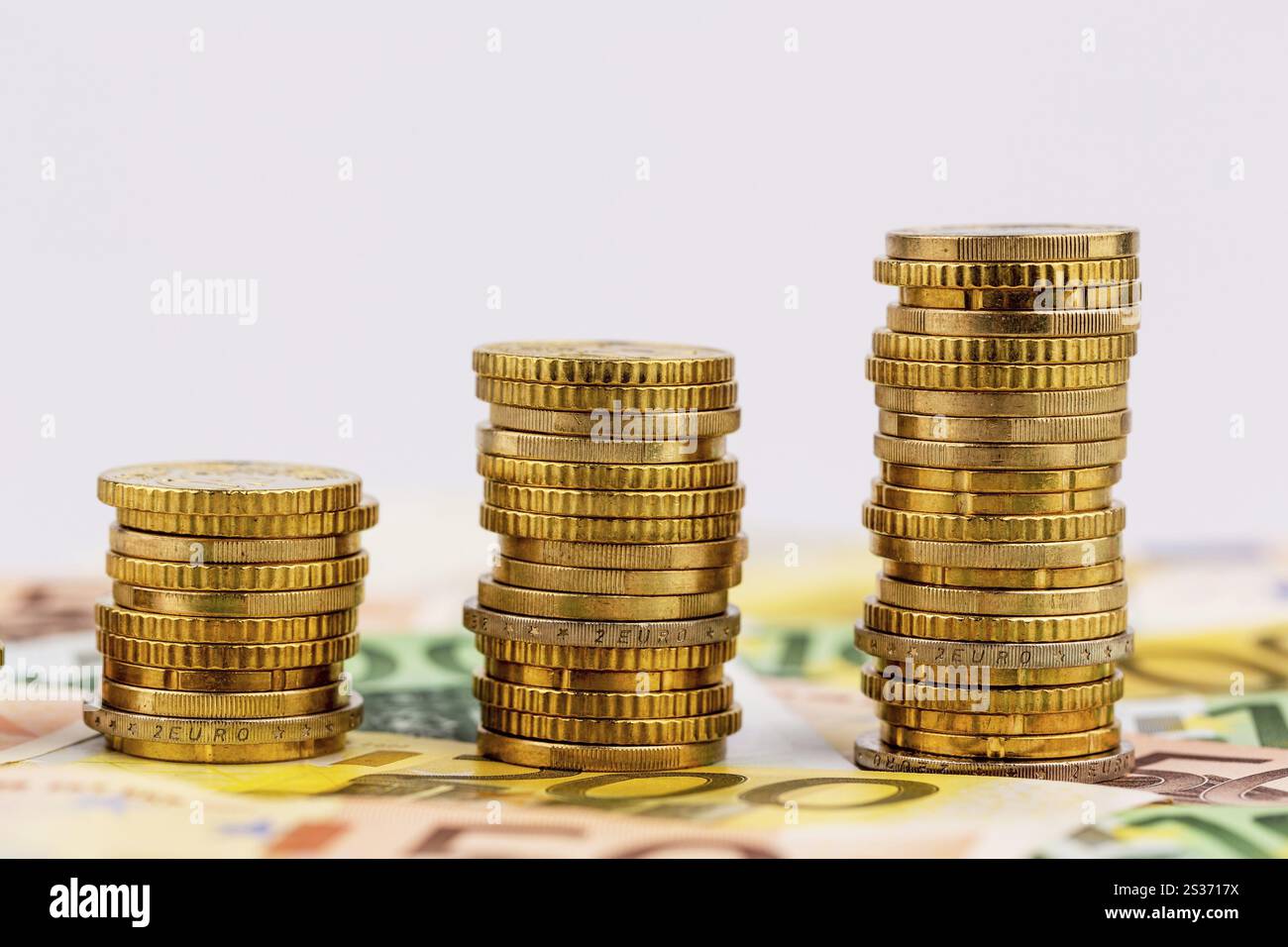 Pila di monete, curva in aumento, foto simboliche per l'aumento dei profitti e anche i costi in aumento Austria Foto Stock