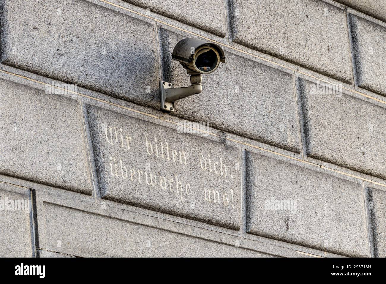 Telecamera di sorveglianza su un edificio, simbolo di sorveglianza, sicurezza interna, controllo, protezione dei dati Austria Foto Stock