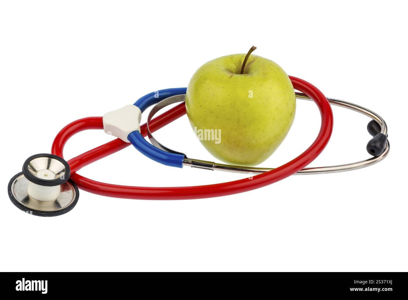 Una mela e uno stetoscopio in un intervento medico. Foto simbolica per una nutrizione sana e ricca di vitamine Foto Stock