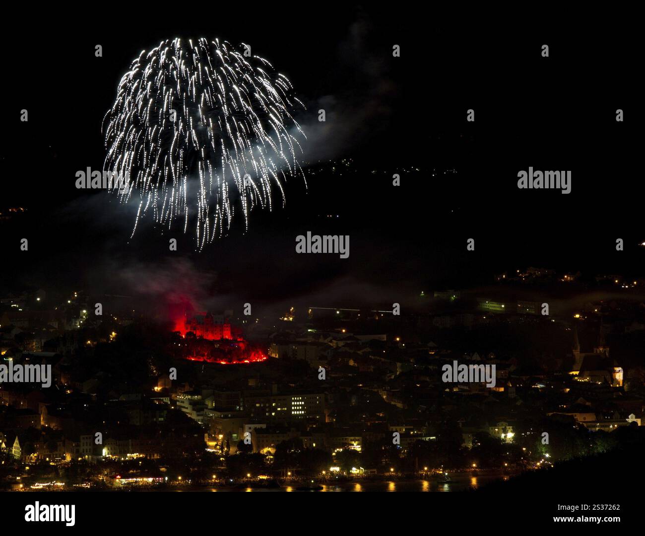 Fuochi d'artificio sul Reno con castello illuminato Foto Stock