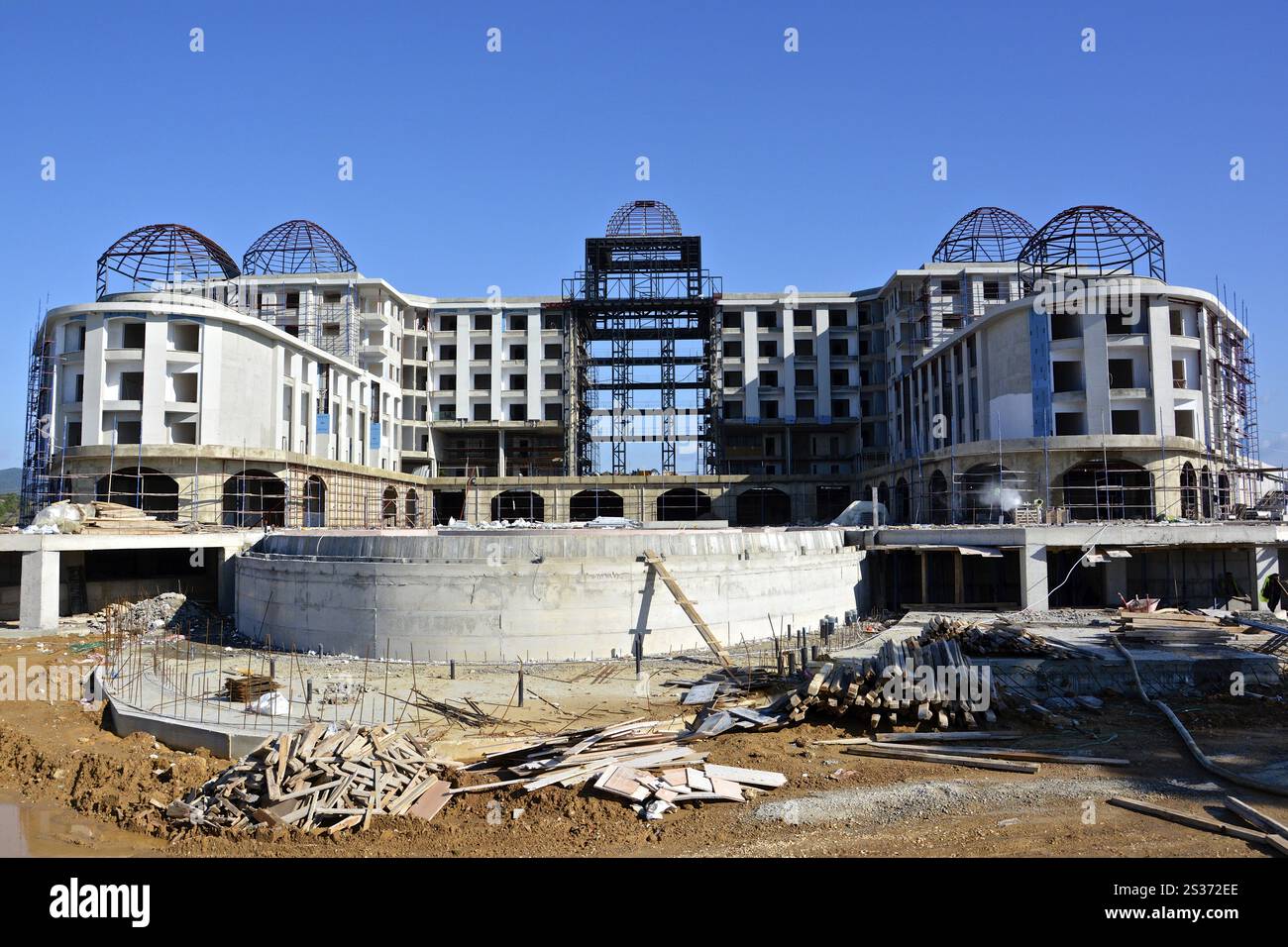 Scheletro di un nuovo edificio a 5 stelle sulla Riviera turca Foto Stock