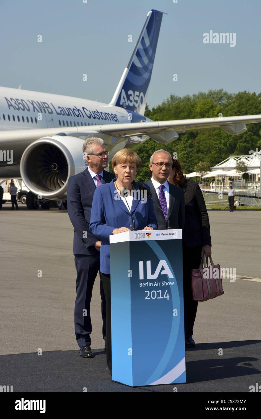 La cancelliera Angela Merkel apre il Berlin Air Show ILA, presidente BDLI Bernhard Gerwert, ministro turco dei trasporti Luetfi Elvan Foto Stock