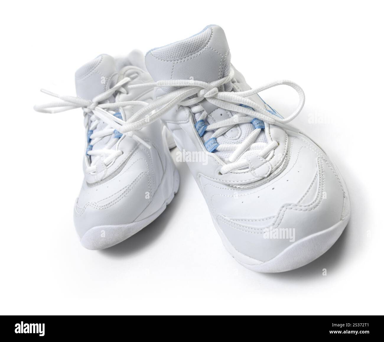 Primo piano di scarpe da running bianche da donna silhouette isolata su sfondo bianco Foto Stock