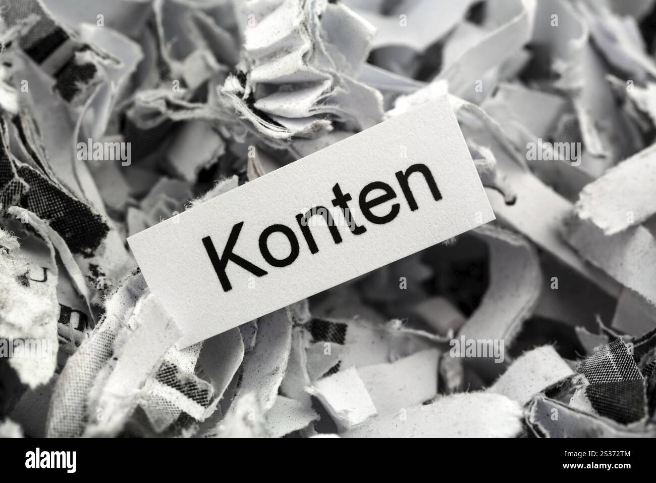 Frammenti di carta con la parola chiave account, foto simbolica per la finanza, la contabilità e la contabilità a doppia voce Foto Stock