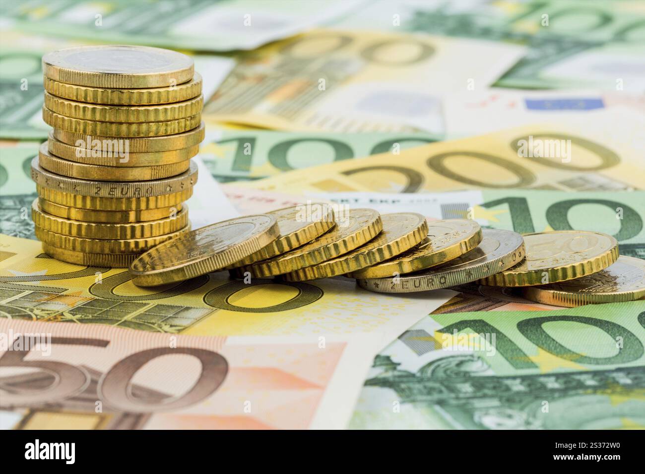 Una pila unica di monete, monete giacenti, foto simbolica per investimenti di capitale, rischio e profitto collasso Austria Foto Stock